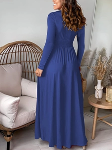 Vue détaillée du dos d'une robe longue bleue foncée avec taille marquée et jupe fluide