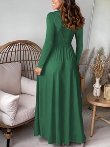 Détail de la taille haute élastique froncée sur une robe longue élégante vert foncé
