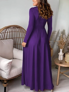 Vue de dos d'une robe longue violette à manches longues avec taille haute et plis