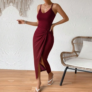 Détail de robe en maille bordeaux avec nœud à la taille et ourlet fendu asymétrique