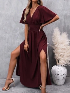 Détail d'une robe longue bordeaux élégante avec manches volantées et fente haute latérale