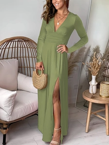 Détail de la robe vert avocat à col en V profond avec fente haute et taille plissée