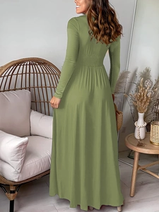 Détail de la taille haute plissée et du tissu vert olive doux de la robe longue maxi