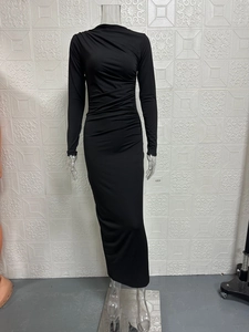 Détail d'une robe maxi moulante noire à manches longues avec fronces latérales et fermeture éclair