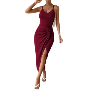 Robe midi en maille bordeaux sans manches avec détail torsadé et fente latérale