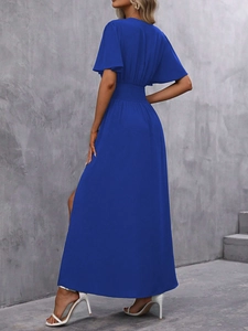 Détail de la taille élastique froncée et de la fente latérale sur une robe longue bleu roi