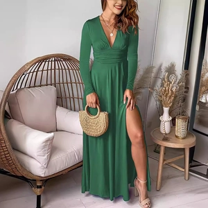 Robe longue élégante vert foncé à col en V, manches longues et fente latérale haute