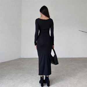 Vue arrière d'une robe longue noire moulante avec fermeture éclair élégante