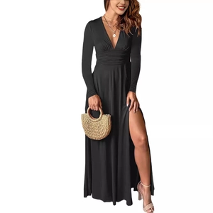 Robe longue noire à manches longues avec décolleté en V profond et fente haute sexy