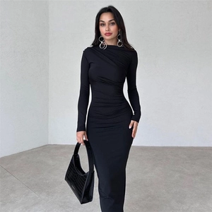 Détails de la robe mi-longue moulante noire élégante avec fronces à la taille et zip