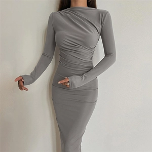 Vue détaillée de la texture froncée élégante sur cette robe longue grise ajustée