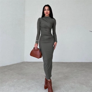Détail d'une élégante robe longue vert olive avec un design plissé texturé chic