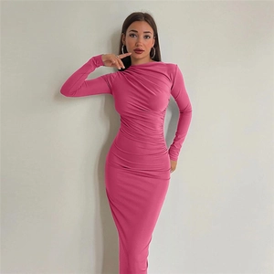 Vue détaillée du design froncé à la taille sur une robe midi moulante rose vif