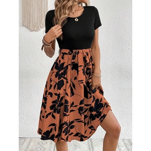 Detail of a short-sleeve dress with black ribbed knit bodice and floral print tied waist