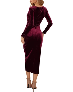 Rückansicht des bordeauxroten Samt-Midikleids mit figurbetonter Silhouette und Textur