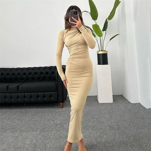 Robe longue moulante beige élégante à manches longues et détails froncés