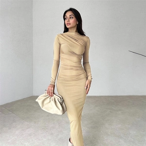 Détail d'une robe maxi à manches longues avec fronces kaki et coupe moulante ajustée