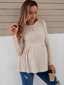 Detailaufnahme des Rippstrickgewebes und der plissierten Empire-Taille am Umstandstop