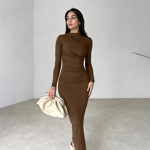 Détail de la texture froncée élégante sur une robe longue marron à manches longues