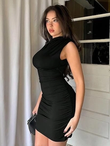 Robe mini noire sans manches à col montant avec détails froncés sur le côté