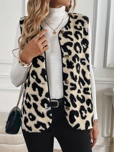 Gilet in peluche leopardato con bottoni frontali per un look chic autunnale e invernale