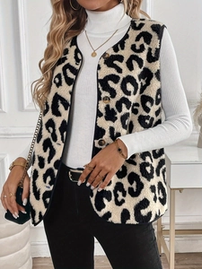 Gilet in peluche leopardato bianco e nero con bottoni ambrati e finiture nere per un look chic