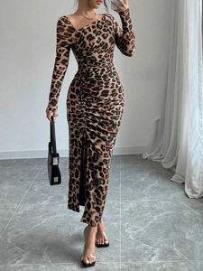 Détail d'une robe moulante léopard avec design froncé et fente haute à la jambe