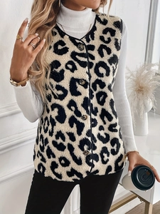 Gilet in pile leopardato da donna con scollo a V e bottoni su maglia bianca