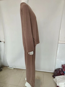 Vue latérale d'un ensemble de détente en tricot côtelé marron avec haut et pantalon