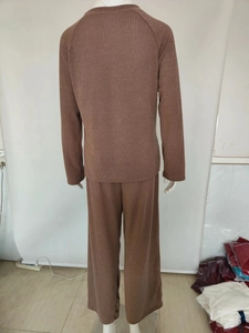 Vue détaillée de la texture maille côtelée marron sur le haut et le pantalon large