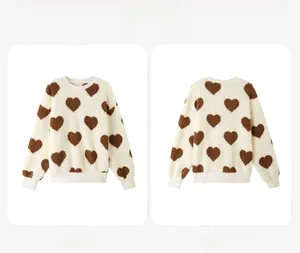 Détail à plat montrant l'avant et l'arrière du sweat en polaire crème avec imprimé cœur
