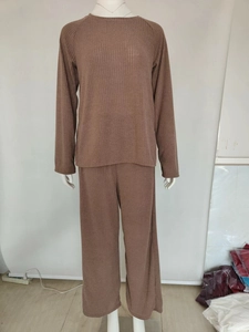 Détail de la texture en maille côtelée marron sur l'ensemble pull et pantalon large