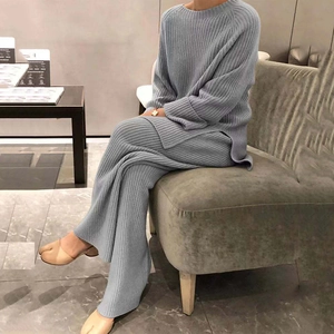 Détail d'un ensemble en maille côtelée bleu-gris avec pull ample et pantalon large