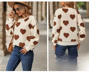 Détails du sweat en polaire pelucheuse crème avec motifs cœurs et bords-côtes doux