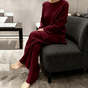 Texture détaillée de l'ensemble deux pièces en tricot bordeaux avec pantalon large et pull