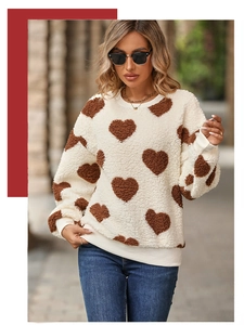 Détail du sweat en polaire avec motifs cœurs et poignets côtelés en style de rue automne