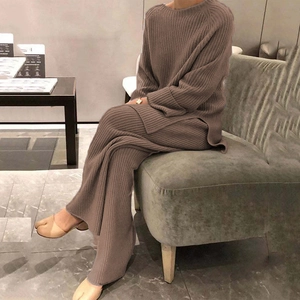 Détail du tricot côtelé marron d'un ensemble deux pièces avec pantalon large et manches longues