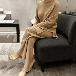 Détail d'un ensemble en maille côtelée kaki avec pantalon large et texture douce