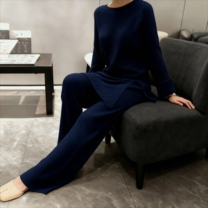 Détails de l'ensemble en maille côtelée bleu foncé avec fente latérale et texture douce