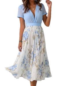 Détail de l'imprimé floral et du design patchwork à taille haute sur une robe à col en V