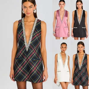 Vestido corto sin mangas con escote en V profundo y adornos de pedrería en los bolsillos