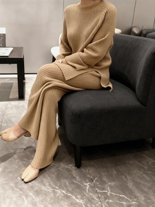 Ensemble tricot deux pièces pour femme avec pull à col rond, fentes et pantalon large