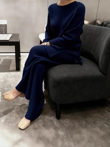 Ensemble en tricot côtelé bleu marine avec haut à manches longues et pantalon large fluide