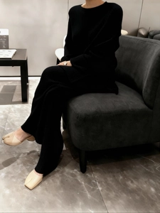 Ensemble pull en tricot noir à col rond et pantalon large avec chaussures style Tabi