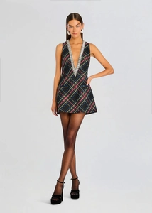 Detalle de vestido a cuadros sin mangas con escote en V profundo y pedrería brillante