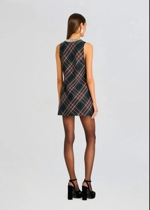 Vista trasera de un vestido sin mangas a cuadros con cuello de strass y estampado tartán