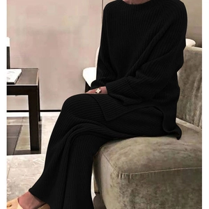 Set in maglia nera due pezzi da donna con maglione a maniche lunghe e pantaloni casual