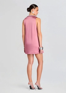 Detalle de vestido corto de satén rosa sin mangas con elegante pedrería en cuello