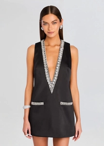 Detalle de cristales en vestido negro sin mangas con escote en V y acabado satinado