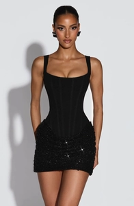 Detalle de cintura de corsé con varillas y falda de lentejuelas en vestido negro